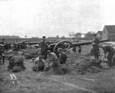 La supreme defense d'Anvers; Les pieces de cotes anglaises repondent aux mortiers allemands 1914 Creator: Unknown