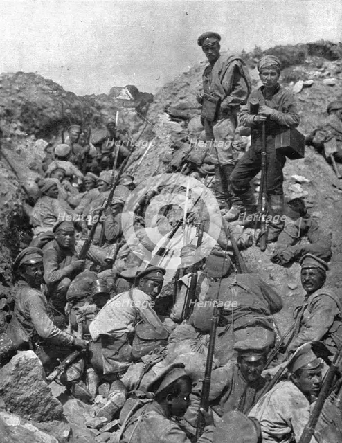 'La Supreme Offensive Russe; La deuxieme vague d'assaut attendant le signal: en haut..., 1917. Creator: Unknown.