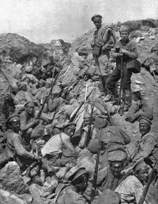 La Supreme Offensive Russe; La deuxieme vague d'assaut attendant le signal: en haut..., 1917. Creator: Unknown