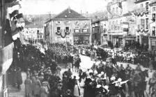 La patrie retrouvee; A Morhange, le 18 novembre: de jeunes Lorraines fleurissent les..., 1918. Creator: Unknown