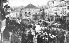 La patrie retrouvee; A Morhange, le 18 novembre: de jeunes Lorraines fleurissent les..., 1918. Creator: Unknown