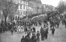 La patrie retrouvee; A Chateau-Salins, le 17 novembre: entrée de la Ire division..., 1918. Creator: Unknown