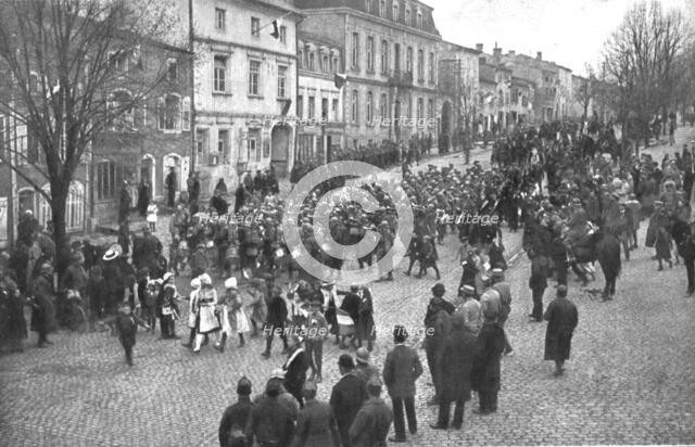 'La patrie retrouvee; A Chateau-Salins, le 17 novembre: entrée de la Ire division..., 1918. Creator: Unknown.