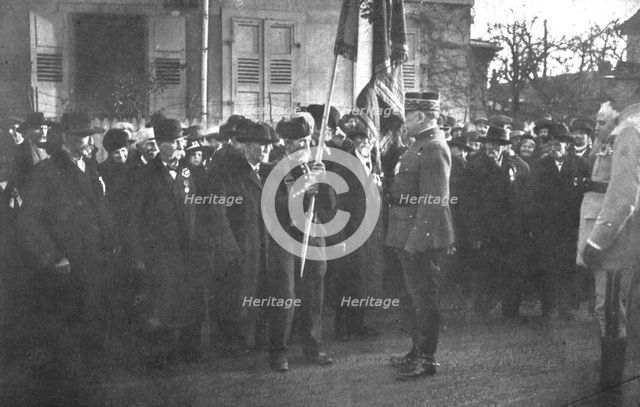 'La patrie retrouvee; A Haguenau un veteran de 81 ans, revetu de l'uniforme du 20e...', 1918. Creator: Unknown.