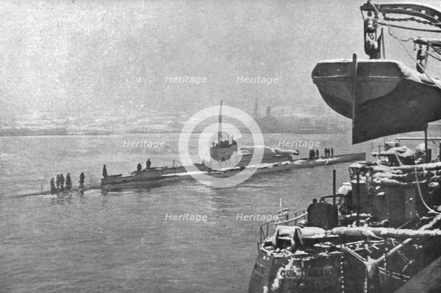 'La Paix Victorieuse; En rade par temps de neige: un grand monitor submersible britannique..., 1919. Creator: Unknown.