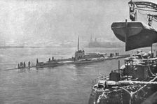 La Paix Victorieuse; En rade par temps de neige: un grand monitor submersible britannique..., 1919. Creator: Unknown