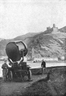 La Paix Victorieuse; La Garde au Rhin: Pour la garde nocturne: projecteyr francais sur... Creator: Unknown