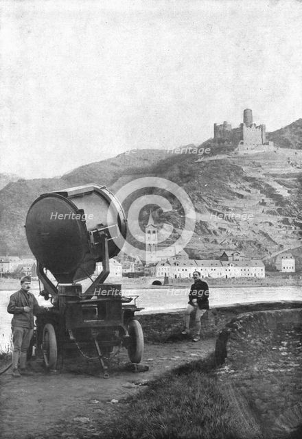 'La Paix Victorieuse; La Garde au Rhin: Pour la garde nocturne: projecteyr francais sur... Creator: Unknown.