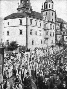 La paix des Bolcheviks; Une manifestation populaire a Cracovie, le 16 fevrier contre..., 1918. Creator: Unknown