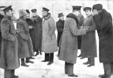 La paix des Bolcheviks; les delegues de l'Ukraine independante s'entretenant avec des..., 1918. Creator: Unknown