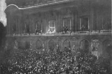 La paix est signee; au balcon de l'opera, Mlle Demougeot chante la "Marseillaise" reprise..., 1919. Creator: Jean Clair-Guyot