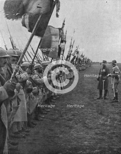 'La parade des drapeaux; Le general Gouraud a reuni les drapeaux de tous les regiments..., 1916. Creator: Unknown.