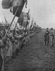 La parade des drapeaux; Le general Gouraud a reuni les drapeaux de tous les regiments..., 1916. Creator: Unknown