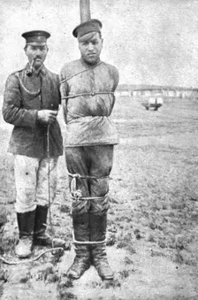 La peine du poteau; au poteau: deux soldats russes au camp de Lamsdorf, en Silisie 1917. Creator: Unknown