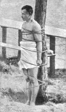 La peine du poteau; au poteau: deux soldats russes au camp de Lamsdorf, en Silisie 1917. Creator: Unknown