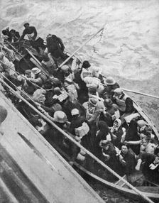 La piraterie sous-marine; Un canot d epassagers du paquebot ARABIA, torpille par un sous-marin alle Creator: Unknown