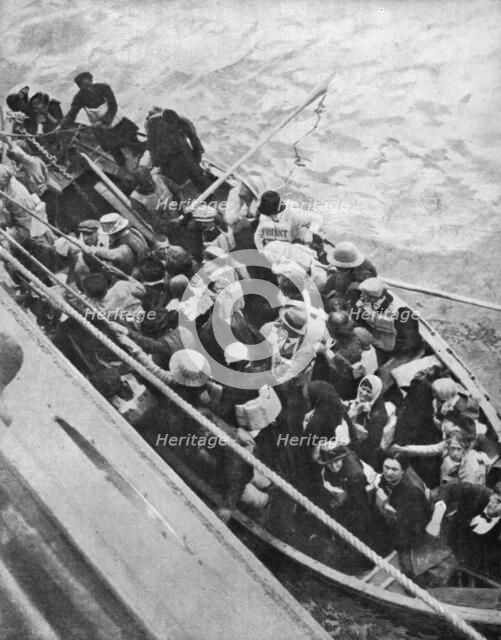 'La piraterie sous-marine; Un canot d epassagers du paquebot ARABIA, torpille par un sous-marin alle Creator: Unknown.