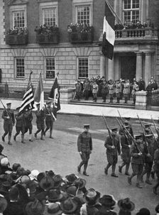 La Premiere Mission Francaise aux Etats-unis; Le regiment de la celebre université d'Harvard...1917 Creator: Unknown