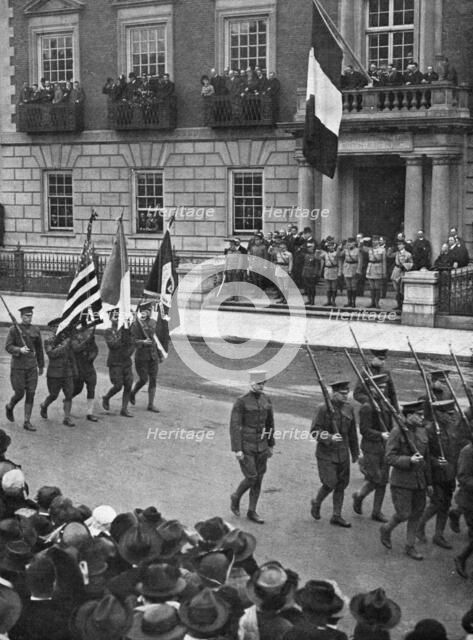 'La Premiere Mission Francaise aux Etats-unis; Le regiment de la celebre université d'Harvard...1917 Creator: Unknown.