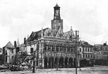 'La pression Croissante de Foch; L'etat de l'hotel de ville de Saint-Quentin, a l'entrée..., 1918. Creator: Unknown