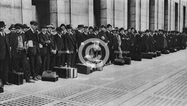 'La Preparation a la Guerre aux Etats-Unis; Jeunes recrues americaines attendant le train... 1917. Creator: Unknown.
