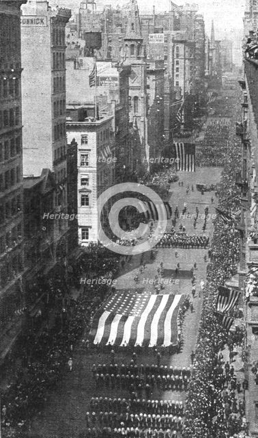 'La Preparation Militaire; Dans la 5e avenue de New-York: le drapeau monstre du "Carpet Club"', 1916 Creator: Unknown.