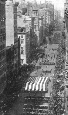 La Preparation Militaire; Dans la 5e avenue de New-York: le drapeau monstre du "Carpet Club" 1916 Creator: Unknown