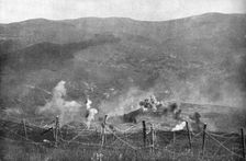 La prise du Braunkopf; en Alsace: bombardement des tranchees allemandes 1915. Creator: Unknown