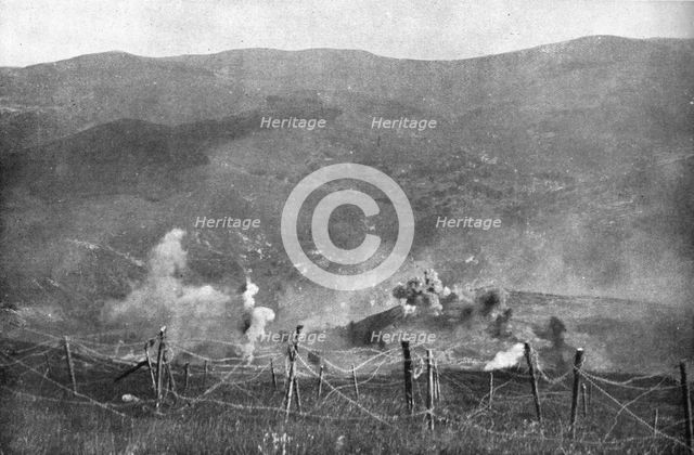 'La prise du Braunkopf; en Alsace: bombardement des tranchees allemandes', 1915. Creator: Unknown.