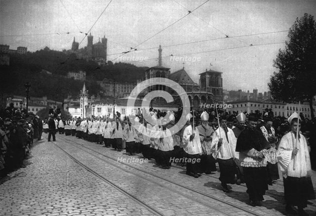 'La procession des Cardinaux, Archeveques et Eveques, aux funerailles du primat ..., 1916. Creator: Unknown.