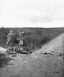 La Quatrieme Offensive Allemande; Fusiliers mitrailleurs balayant la route de Courcelles..., 1918. Creator: Unknown