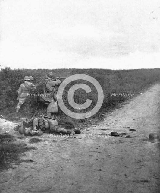 'La Quatrieme Offensive Allemande; Fusiliers mitrailleurs balayant la route de Courcelles..., 1918. Creator: Unknown.