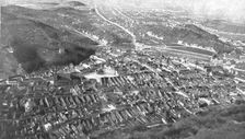 La Roumanie dans la Guerre; Brasso, la premiere ville prise par les Roumains, vue a vol d'oiseau Creator: Unknown