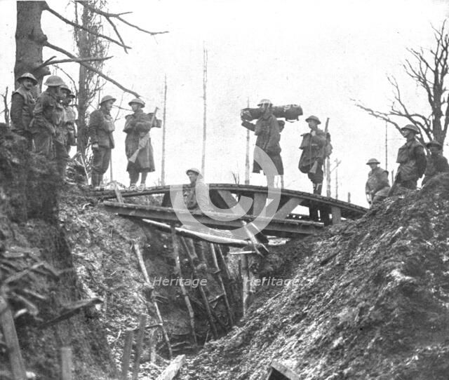 'La retraite allemande; La poursuite: passerelle jetee par les pionniers anglais sur une ancienne tr Creator: Unknown.