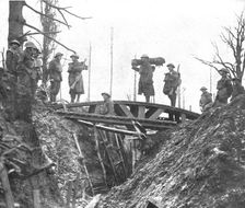 La retraite allemande; La poursuite: passerelle jetee par les pionniers anglais sur une ancienne tr Creator: Unknown