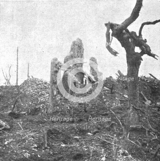 'La retraite allemande; Les restes d'un pavillon dans le parc du chateau', 1917. Creator: Unknown.