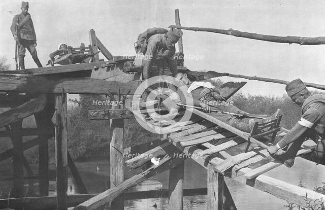 'La Retraite Serbie; Evacuation des blesses sur la rive droite de la Morava, par un pont de..., 1916 Creator: Vladimir Betzitch.