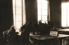 La Revolution Russe; Des soldats en armes se sont introduits dans le cabinet de lecture..., 1917. Creator: Unknown