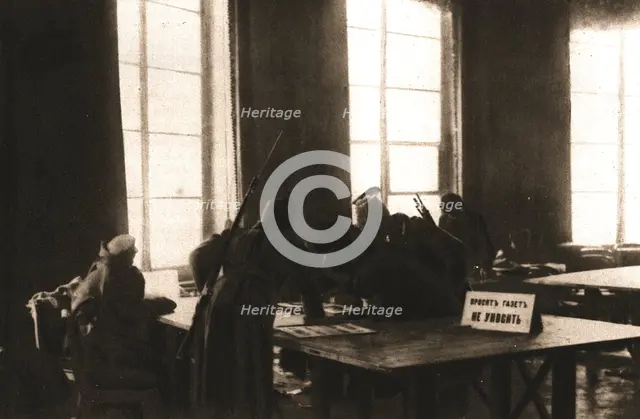 'La Revolution Russe; Des soldats en armes se sont introduits dans le cabinet de lecture..., 1917. Creator: Unknown.