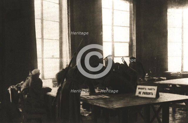 'La Revolution Russe; Des soldats en armes se sont introduits dans le cabinet de lecture..., 1917. Creator: Unknown.