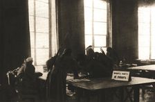 La Revolution Russe; Des soldats en armes se sont introduits dans le cabinet de lecture..., 1917. Creator: Unknown