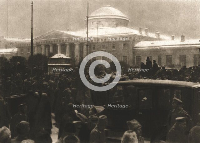 ''La Revolution Russe; La foule devant le Palais de Tauride, le 14 mars 1917. Creator: Unknown.