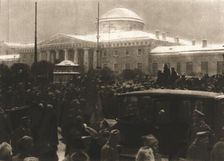 'La Revolution Russe; La foule devant le Palais de Tauride, le 14 mars 1917. Creator: Unknown
