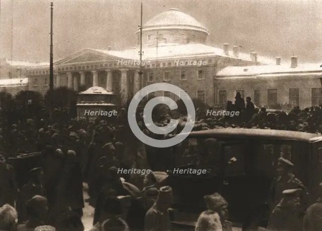 ''La Revolution Russe; La foule devant le Palais de Tauride, le 14 mars 1917. Creator: Unknown.