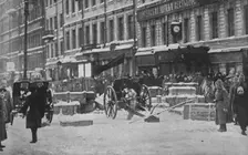 La Revolution Russe; Le 12 mars 1917: canons de campagne derriere une barricade sur..., 1917. Creator: Unknown
