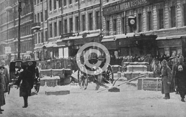 'La Revolution Russe; Le 12 mars 1917: canons de campagne derriere une barricade sur..., 1917. Creator: Unknown.