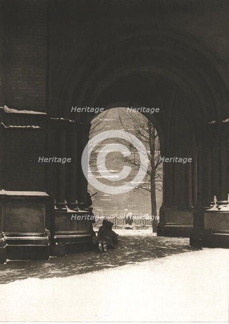 'La Revolution Russe; Les combats de rues du 12 au 18 mars 1917: soldats et etudiants tirant...1917. Creator: Unknown.