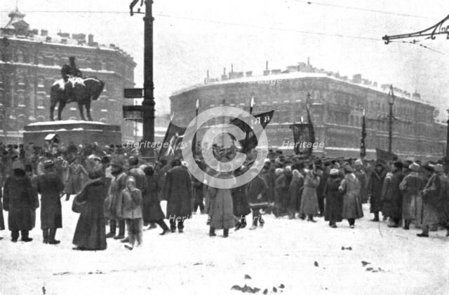 'La Revolution Russe; Les premieres manifestations sur la place Znamenskaia, a Petrograd..., 1917. Creator: Unknown.