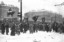 La Revolution Russe; Les premieres manifestations sur la place Znamenskaia, a Petrograd..., 1917. Creator: Unknown