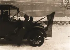 La Revolution Russe; Pendant les journees sanglantes: des automobiles remplies de soldats..., 1917. Creator: Unknown